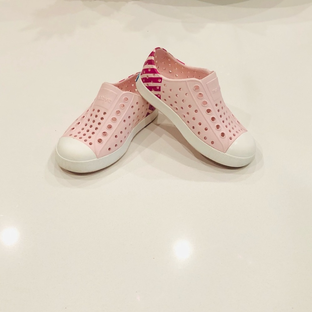 NATIVES- LIKE NEW- kids-Jefferson style -pink- sz8